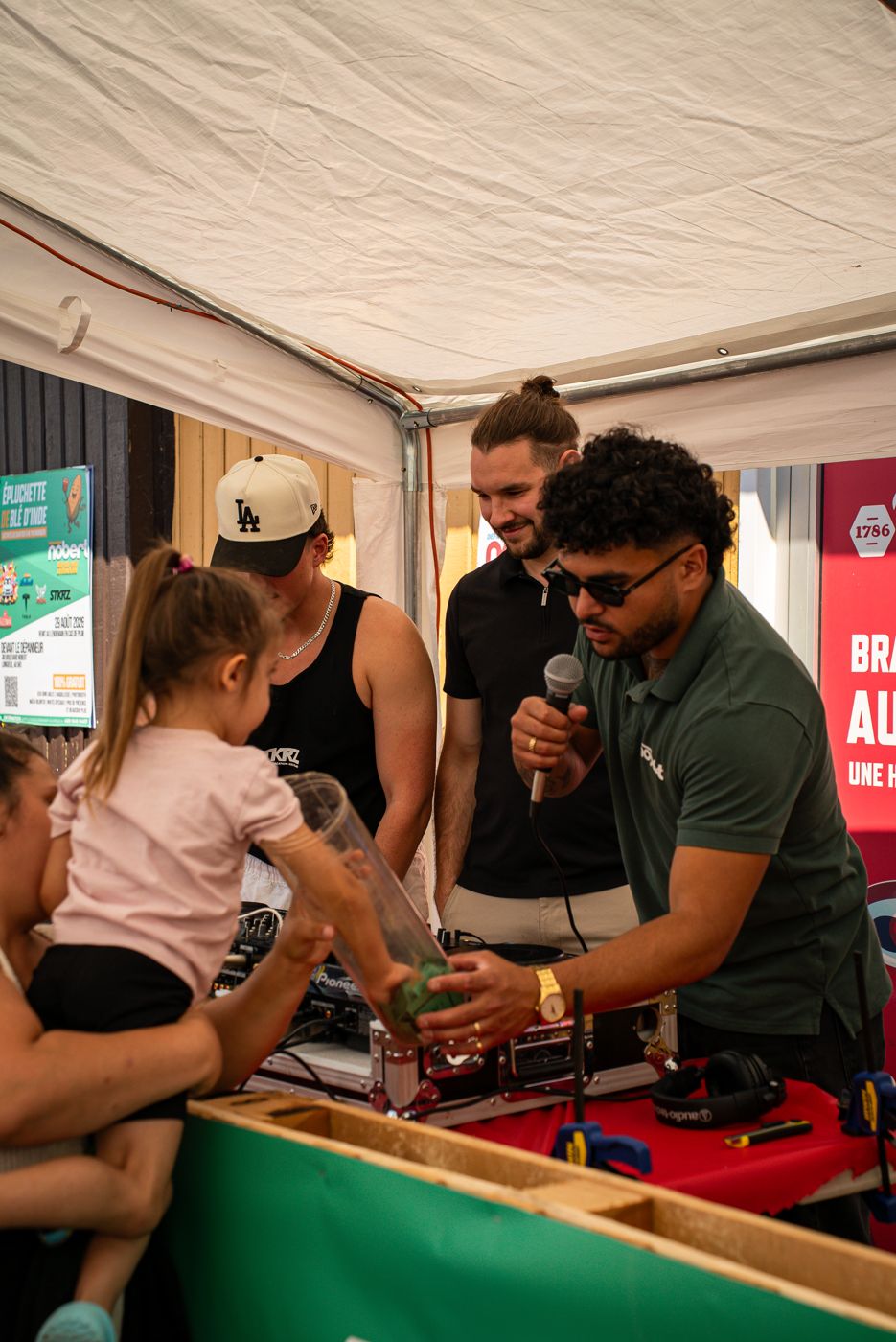 Louis-Pascal et les gars au DJ booth de l'épluchette