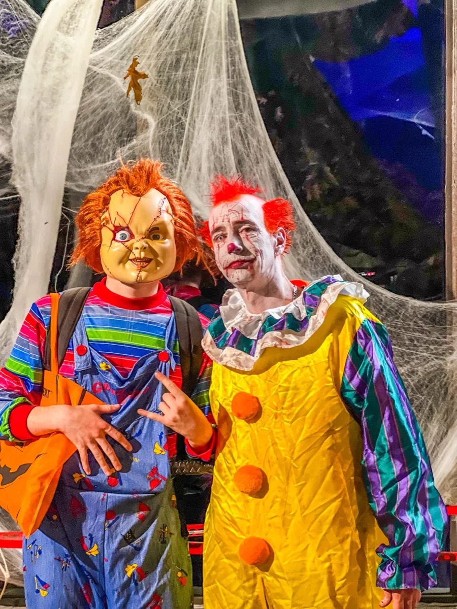 Chucky et un clown devant la maison hantée du Dépanneur Nobert