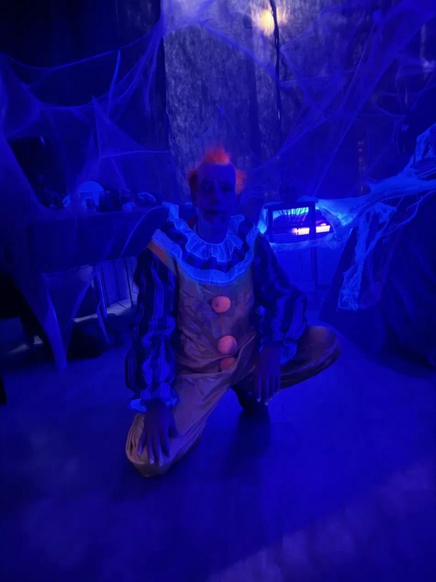 Un clown sous la lumière noire à l'intérieur
